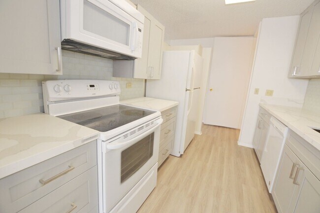 Foto del edificio - Century Center 2 bed, 2 bath, 1 parking 10...
