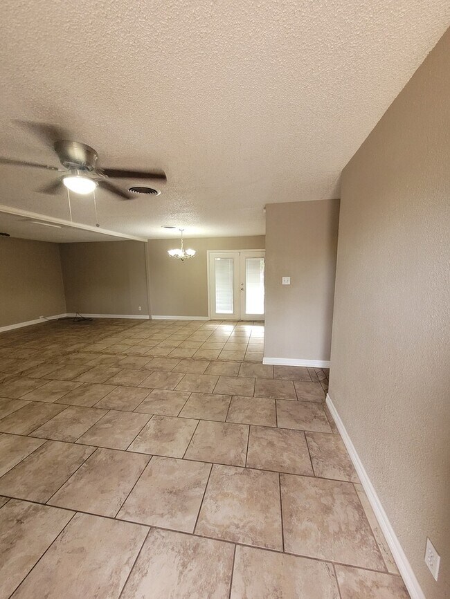 Foto del edificio - 3 bed 2 bath with large backyard!