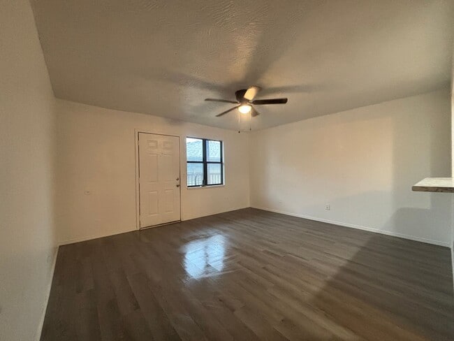 Building Photo - 3 bedroom 2 bathroom Recently Renovated Ap...