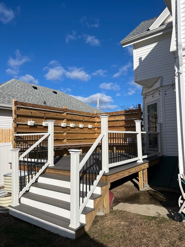 Nueva terraza con valla de privacidad - 219 Mauran Ave