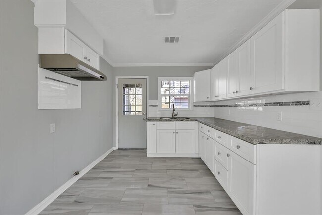 Building Photo - 1013 Twin Oaks St