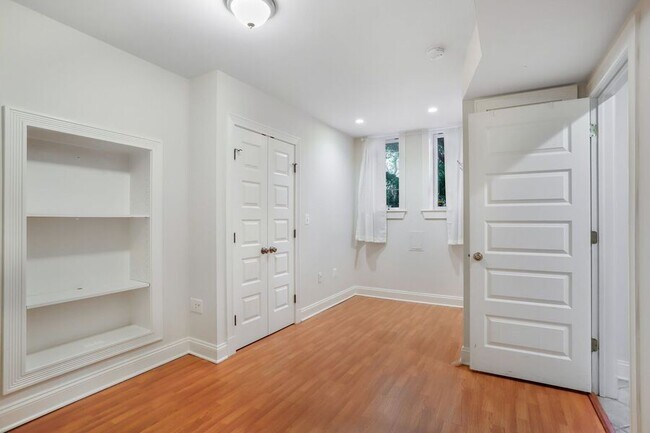 Foto del edificio - 3459 Holmead Pl NW