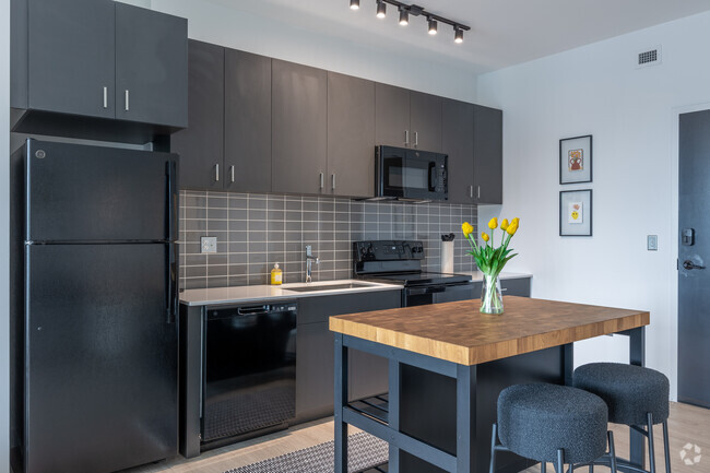 1BR, 1BA - 685SF - Kitchen - The Brooke on Bagley