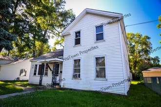 Building Photo - 10 5th Ave