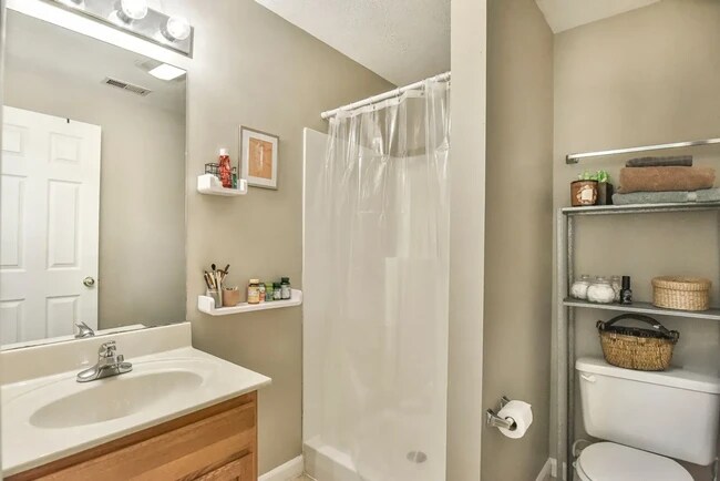 Photo - 3 bedrooms, 3 bathroom! Apartment