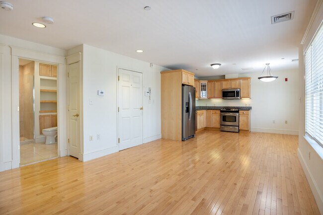 Entry Area - 868 Highland Ave