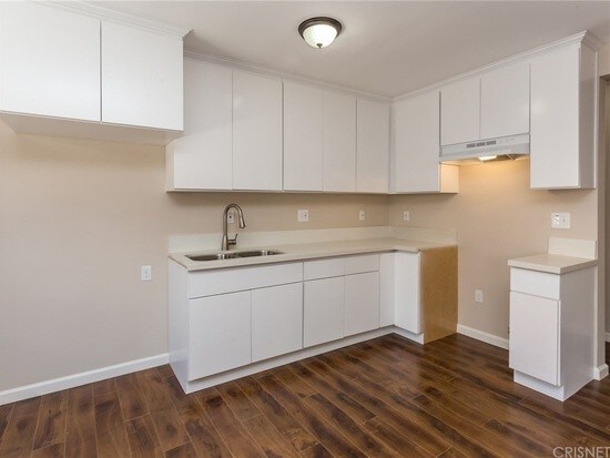 Kitchen, includes stove - 882 Euclid N Ave