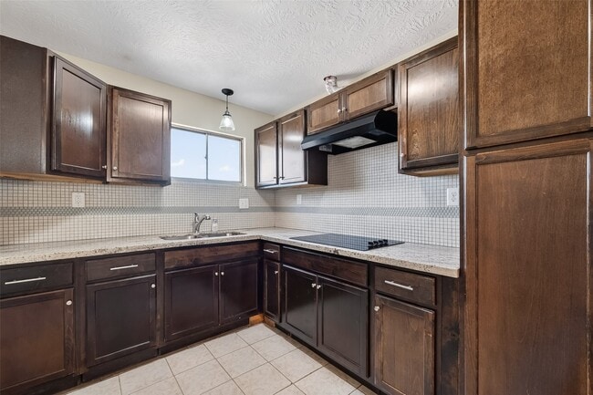 Building Photo - 302 W Shaw Ave