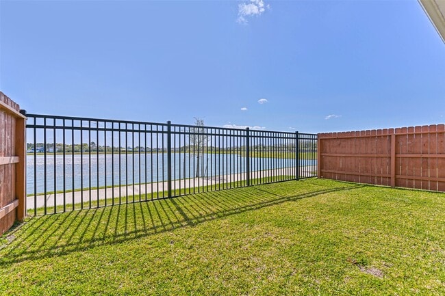 Foto del edificio - 2402 Shoreline Dr