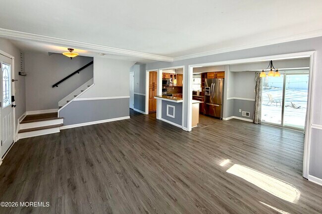 Building Photo - 70 Village Dr