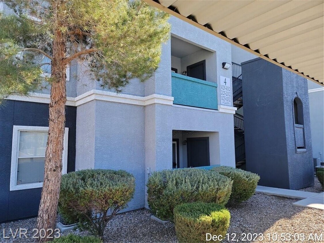 Primary Photo - GORGEOUS 1st FLOOR UNIT IN NW GATED COMMUN...