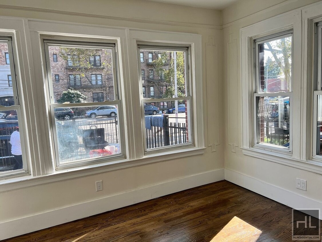 Primary Photo - 4BR 1BA Floor Through Classic 7 w/ Parking...