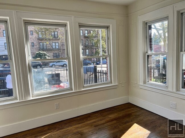 Building Photo - 4BR 1BA Floor Through Classic 7 w/ Parking...