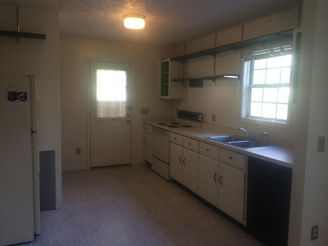 Building Photo - 145 Dogwood Lake Dr