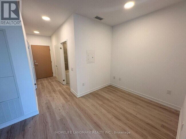 Photo du bâtiment - 395 Square One Dr