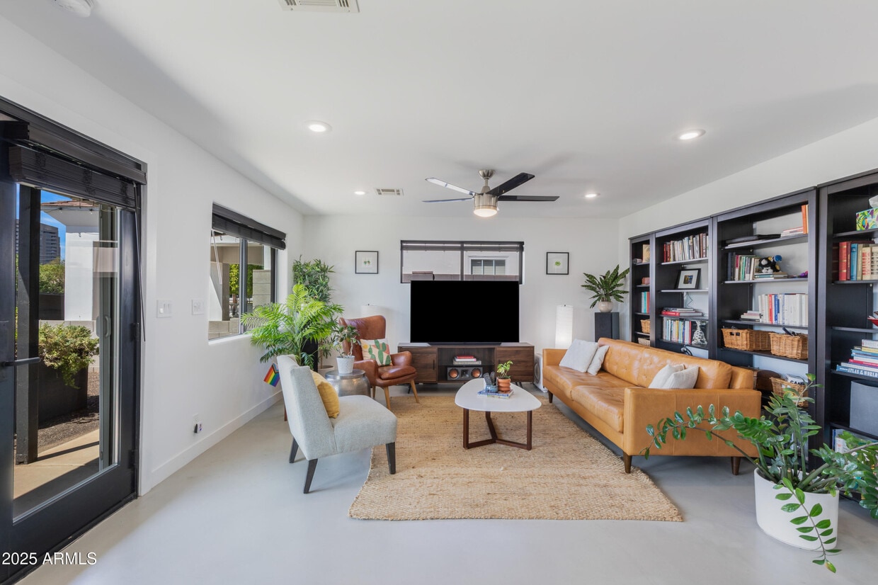 Primary Photo - 1218 E Clarendon Ave