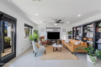 Building Photo - 1218 E Clarendon Ave