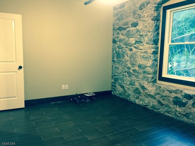 Foto del edificio - 48 Midvale Rd