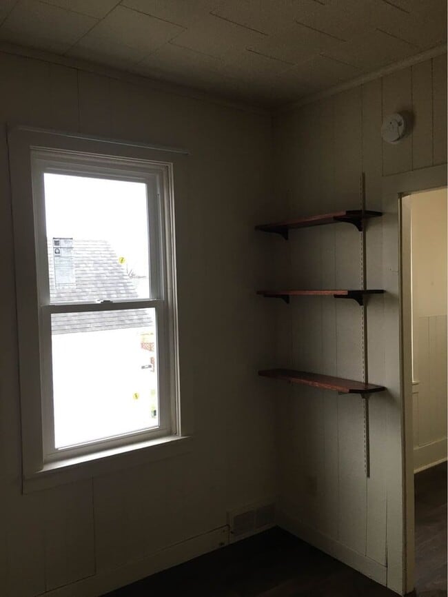 1018 Lockwood St Unit 4 Upstairs, Alpena, MI 49707 Apartments in