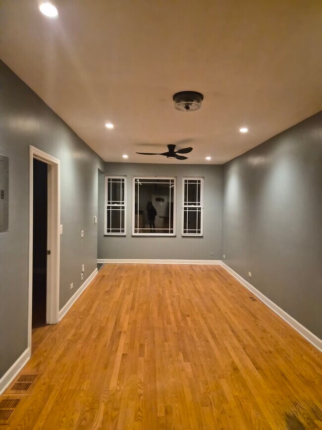 Foto del edificio - 1957 W Race Ave