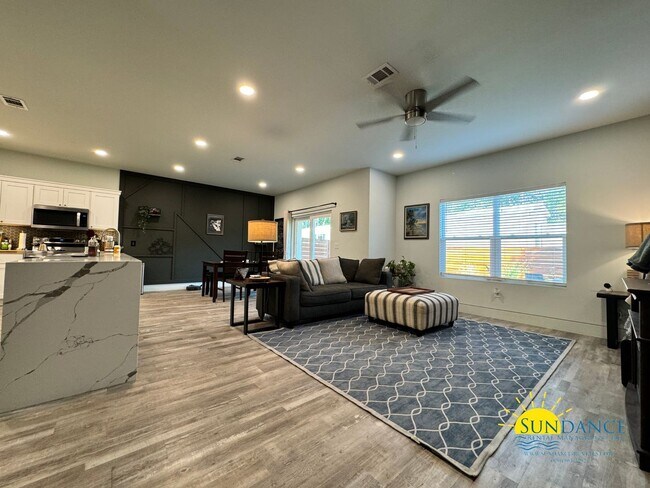 Foto del edificio - Spacious End-Unit Townhome with Modern Tou...