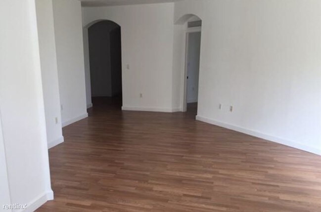 Building Photo - 3 br, 2.5 bath  - 10242 NW 7th St Unit 105