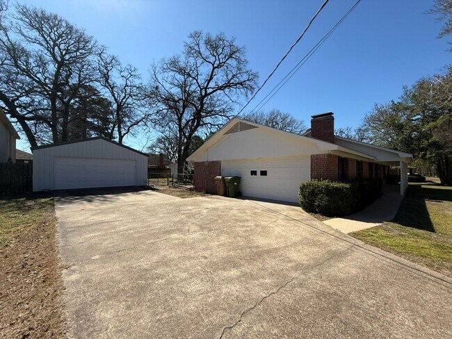 Foto del edificio - Available-Remodeled 3/2 with 4-Car Garage!