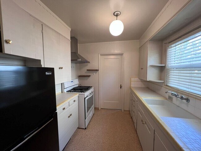 Building Photo - Beautiful Land Park Duplex with newly refinished hardwood floors, fresh paint and central heat an...