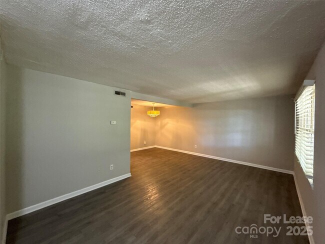 Foto del edificio - 10949 Park Rd