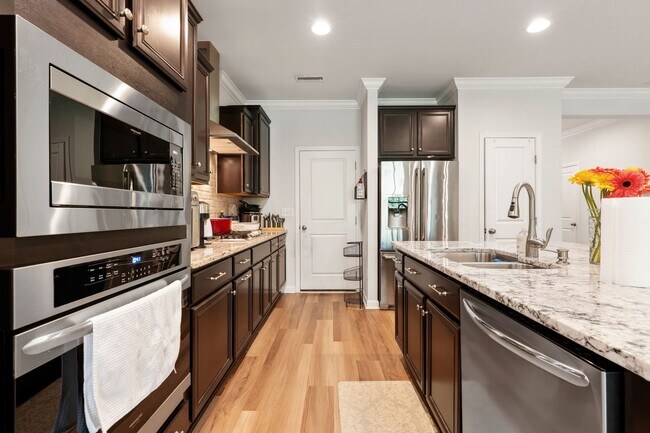 Foto del edificio - Nearby Southpoint Move in Mid August - South Durham Townhome