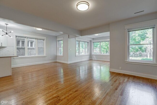 Building Photo - 4 bedroom in Chicago IL 60613