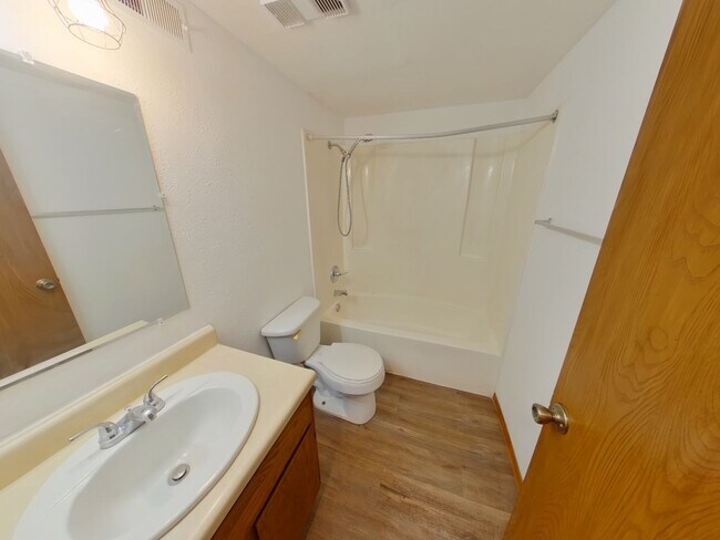 Building Photo - 3960 N Garland Cir