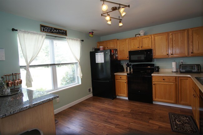 Foto del edificio - 327 Meadowlark Dr