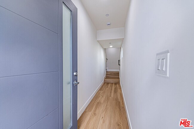 Foto del edificio - 2057 S Garth Ave