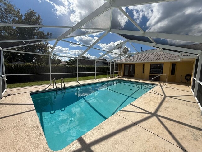 Foto del edificio - Charming 3-Bed, 2-Bath Oasis with Pool & E...