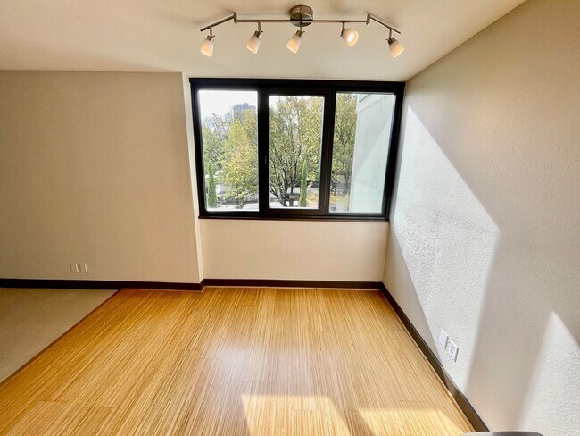 Foto del edificio - Modern 2-Bed, 2-Bath Downtown Condo with P...