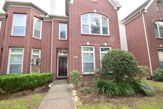 Building Photo - 722 Memorial Heights Dr
