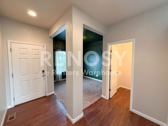 Foto del edificio - Spacious 4-Bedroom Home with Open Floor Plan and Large Backyard in Thornton