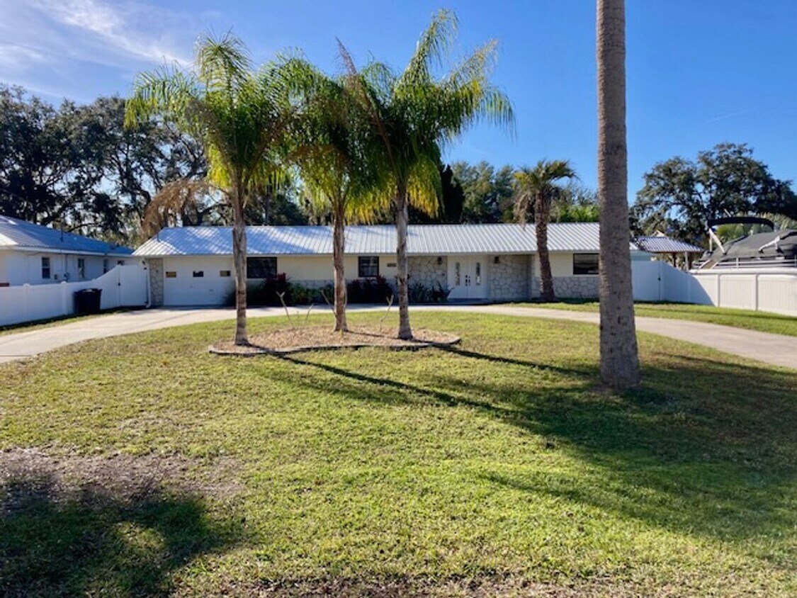Foto principal - Newly remodeled waterfront home!