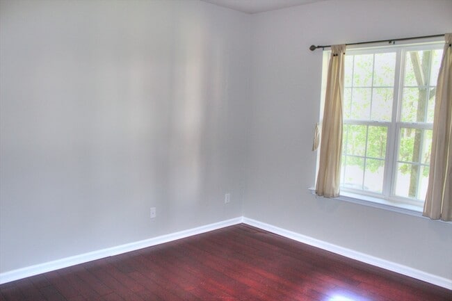 Building Photo - Great 2 Bedroom, 3 Floor Town Home with 1st Floor Bonus Room- Morrisville - Available July 15th!
