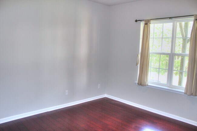 Foto del edificio - Great 2 Bedroom, 3 Floor Town Home with 1st Floor Bonus Room- Morrisville - Available July 15th!