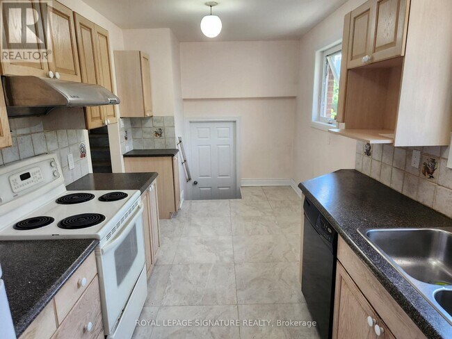 Building Photo - 3334 Tallmast Cres