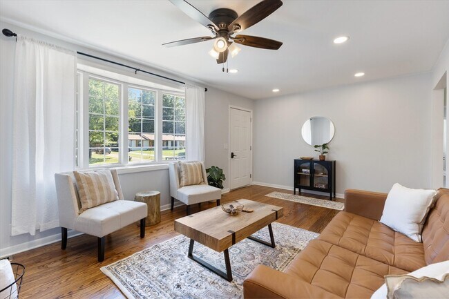 Building Photo - 209 Hazelwood Dr