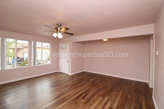 Foto del edificio - 2 Bed 1 Bath Apartment w/ 1-Car Garage