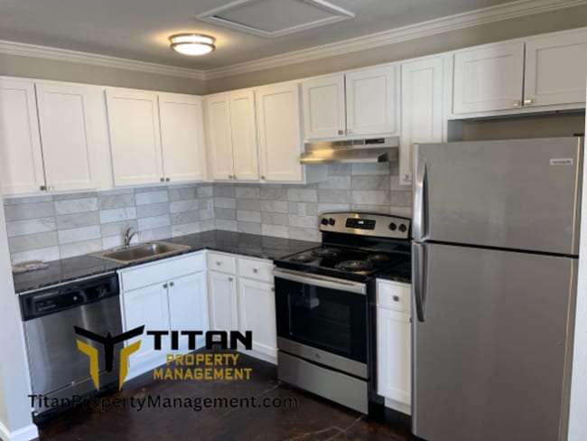 Building Photo - Updated Studio Apartment