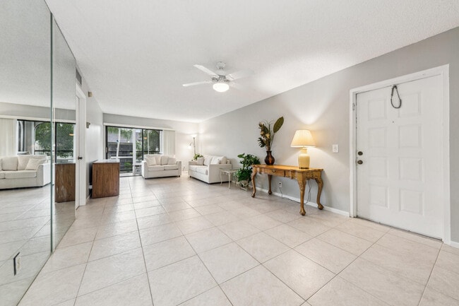 Foto del edificio - 5040 Rose Hill Dr