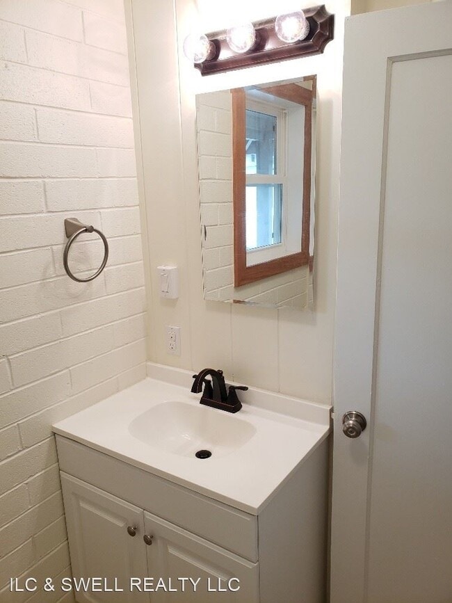 Building Photo - 1 br, 1 bath Apartment - 2453 KAPIOLANI BLVD.