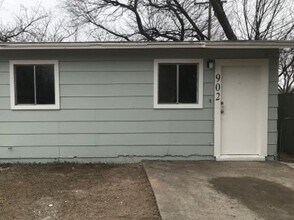 Building Photo - 902-904-904 J R Ct