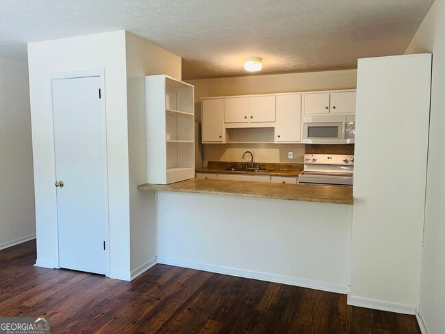 Building Photo - 45 Westgate Cir