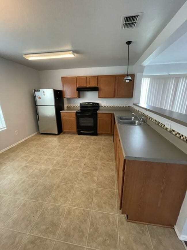 Building Photo - Nice, Roomy & Ready! 3 Bedroom 2.5 Bath in...